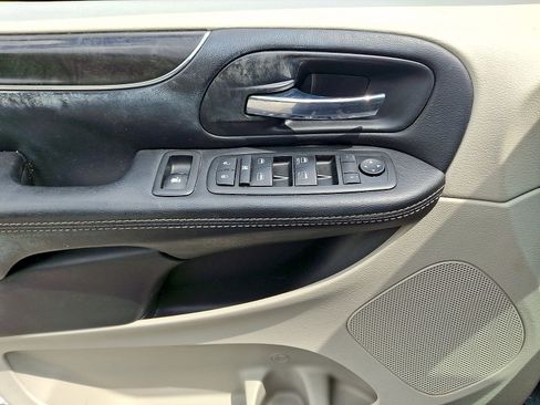 Used 2014 Chrysler Town & Country Touring FWD image 10