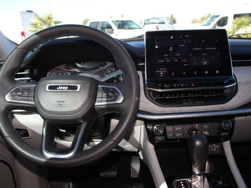 Used 2022 Jeep Compass Latitude FWD image 17