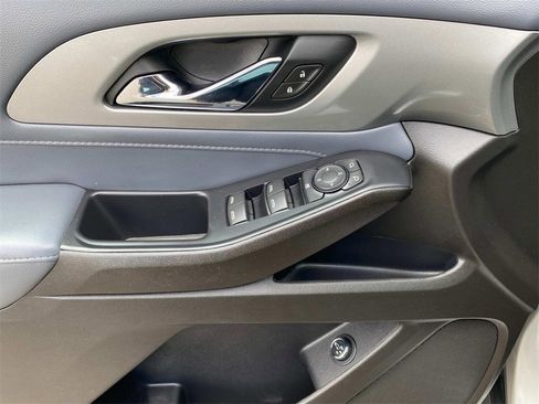 Used 2021 Chevrolet Traverse LT image 25