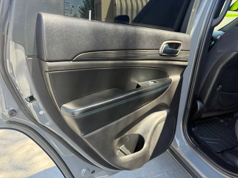 Used 2019 Jeep Grand Cherokee Laredo AWD/4WD image 9