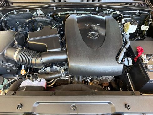 Used 2020 Toyota Tacoma SR5 AWD/4WD image 32