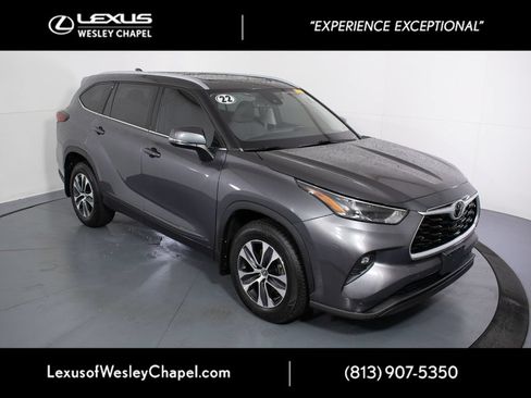 Used 2022 Toyota Highlander XLE AWD/4WD image 2