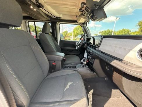 Used 2025 Jeep Wrangler Unlimited Sahara AWD/4WD image 10