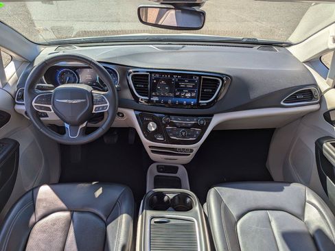 Used 2023 Chrysler Pacifica Touring-L FWD image 25