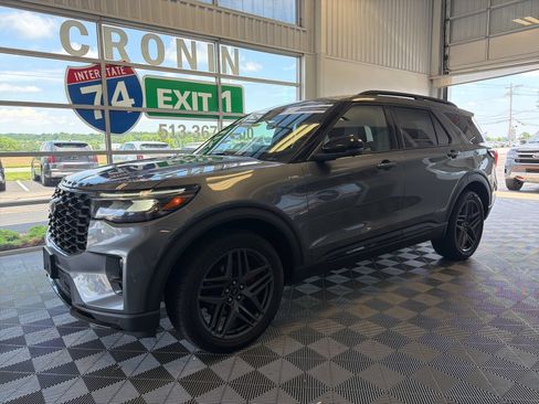 Used 2025 Ford Explorer ST-Line w/ ST-Line Street Pack AWD/4WD image 3