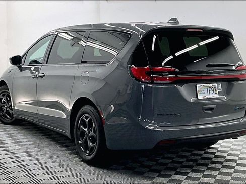 Used 2022 Chrysler Pacifica Touring-L w/ S Appearance Package FWD image 10