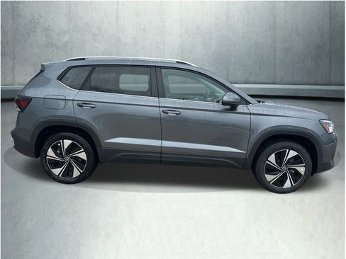 New 2026 Volkswagen Taos SE image 6
