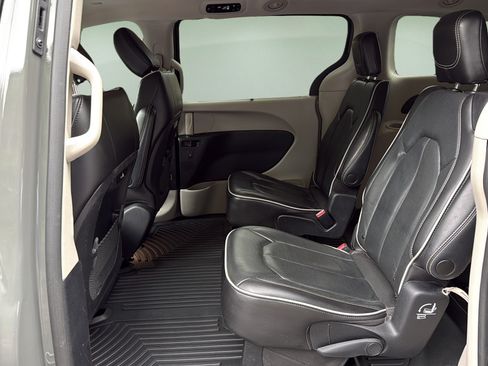 Used 2022 Chrysler Pacifica Limited FWD image 14