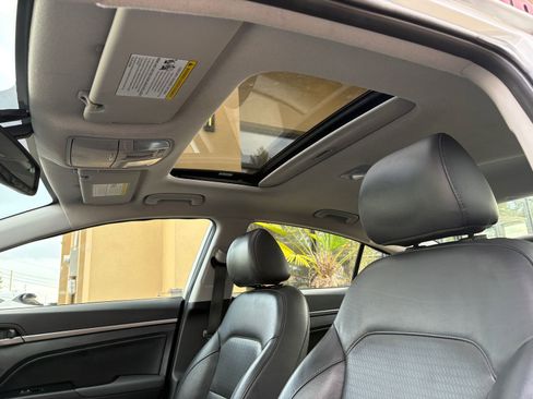 Used 2017 Hyundai Elantra Limited w/ Limited Tech Package 04 image 16