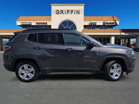 Used 2022 Jeep Compass Latitude image 3