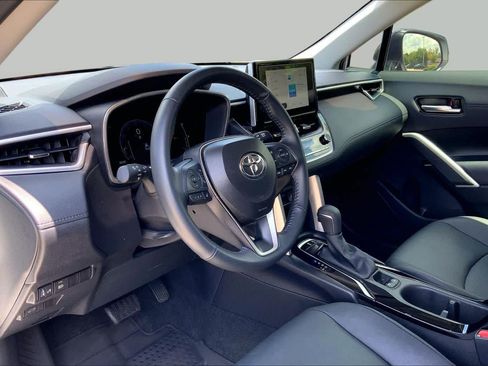 Used 2025 Toyota Corolla Cross XLE w/ Convenience Package FWD image 18