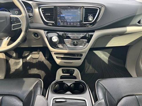 Used 2019 Chrysler Pacifica Limited FWD image 26
