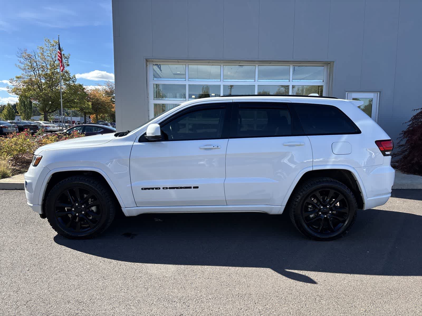 Used 2022 Jeep Grand Cherokee Laredo X AWD/4WD image 2