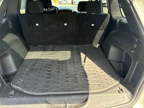 Used 2021 Jeep Grand Cherokee Laredo AWD/4WD image 9