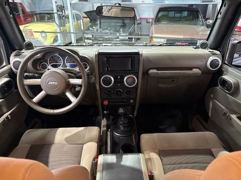 Used 2010 Jeep Wrangler Unlimited Sahara image 12