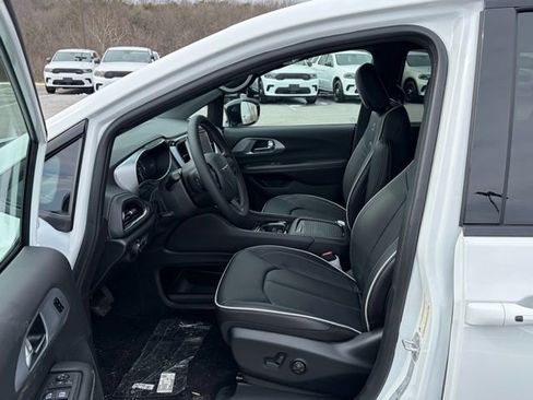 New 2026 Chrysler Pacifica Limited w/ S Appearance Package FWD image 15