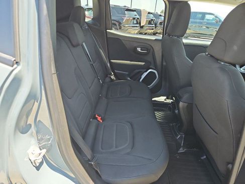 Used 2018 Jeep Renegade Latitude w/ UConnect 8.4 Nav Group FWD image 27