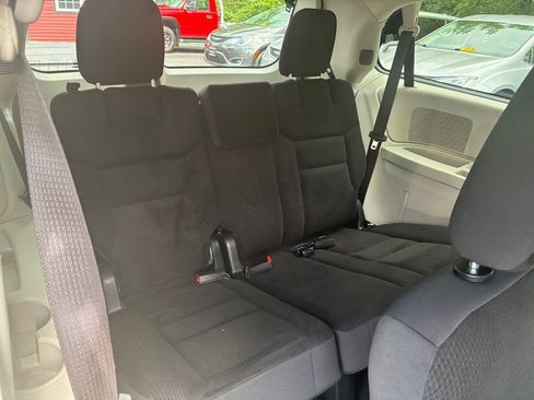 Used 2019 Dodge Grand Caravan SE FWD image 19