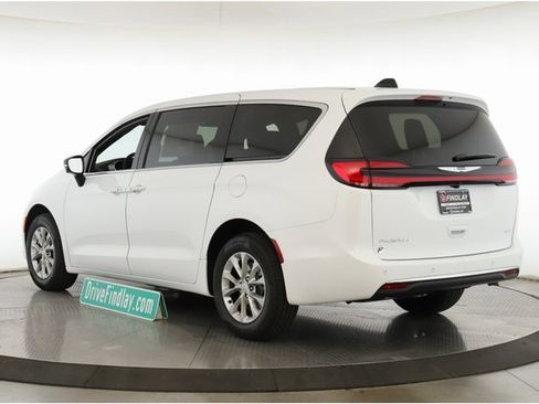 New 2026 Chrysler Pacifica Select image 8