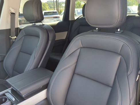 New 2025 Lincoln Nautilus Premier image 10