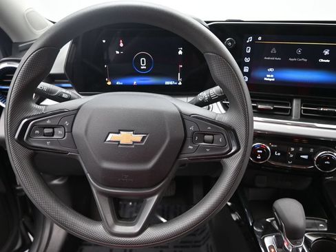 Used 2025 Chevrolet Trax LT FWD image 22