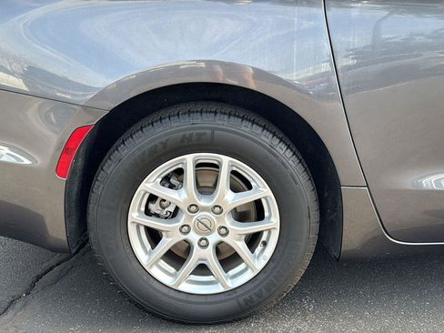 Used 2021 Chrysler Pacifica Touring-L image 6