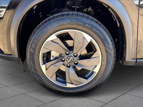 Used 2025 Nissan Rogue SV image 11