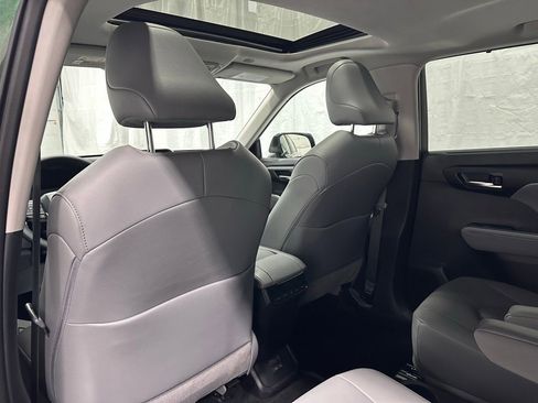 Used 2025 Toyota Highlander XLE image 53