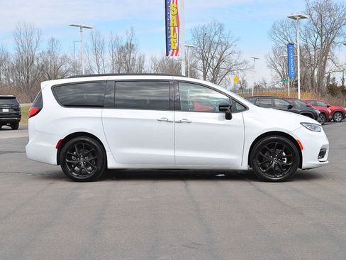 Used 2025 Chrysler Pacifica Limited FWD image 2
