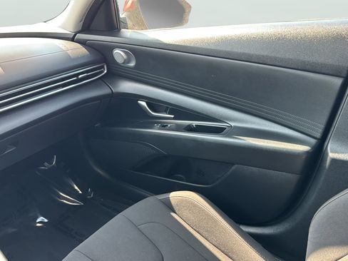 Used 2022 Hyundai Elantra Blue FWD image 17