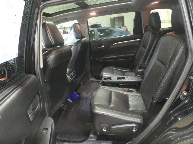 Used 2019 Toyota Highlander Limited Platinum AWD/4WD image 28