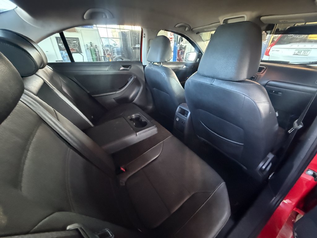 Used 2012 Volkswagen Jetta SE FWD image 3