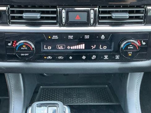 Used 2025 Nissan Pathfinder SL AWD/4WD image 27
