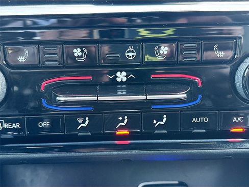 Used 2024 Jeep Grand Cherokee L Limited w/ Luxury Tech Group II image 16