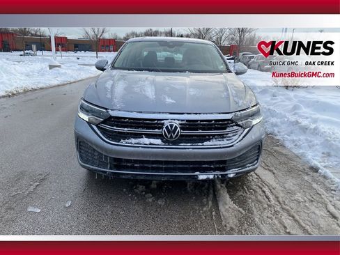 Used 2024 Volkswagen Jetta SE image 2