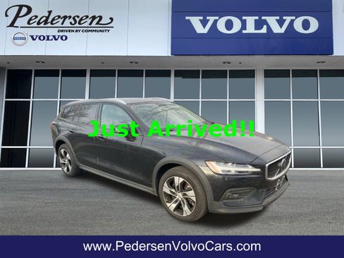 Certified 2024 Volvo V60 B5 Cross Country Plus AWD/4WD image 1