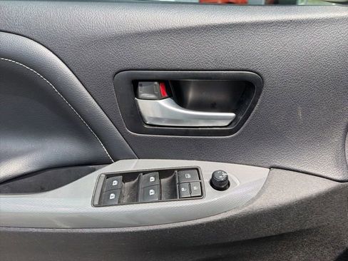 Used 2015 Toyota Sienna SE FWD image 10
