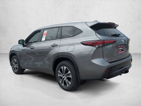 Certified 2026 Toyota Highlander XLE image 9