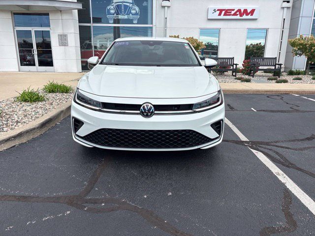 Used 2025 Volkswagen Jetta SE FWD image 3