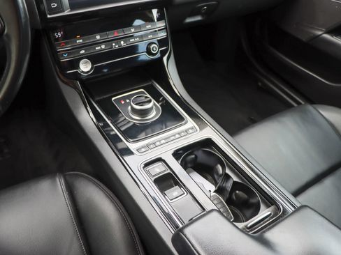 Used 2018 Jaguar XE Premium RWD image 37