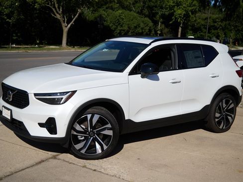 New 2025 Volvo XC40 B5 Plus w/ Climate Package image 3