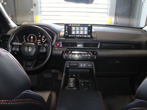 Used 2025 Honda Pilot TrailSport image 27