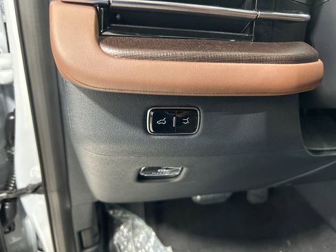 New 2026 Lincoln Navigator L Reserve AWD/4WD image 13