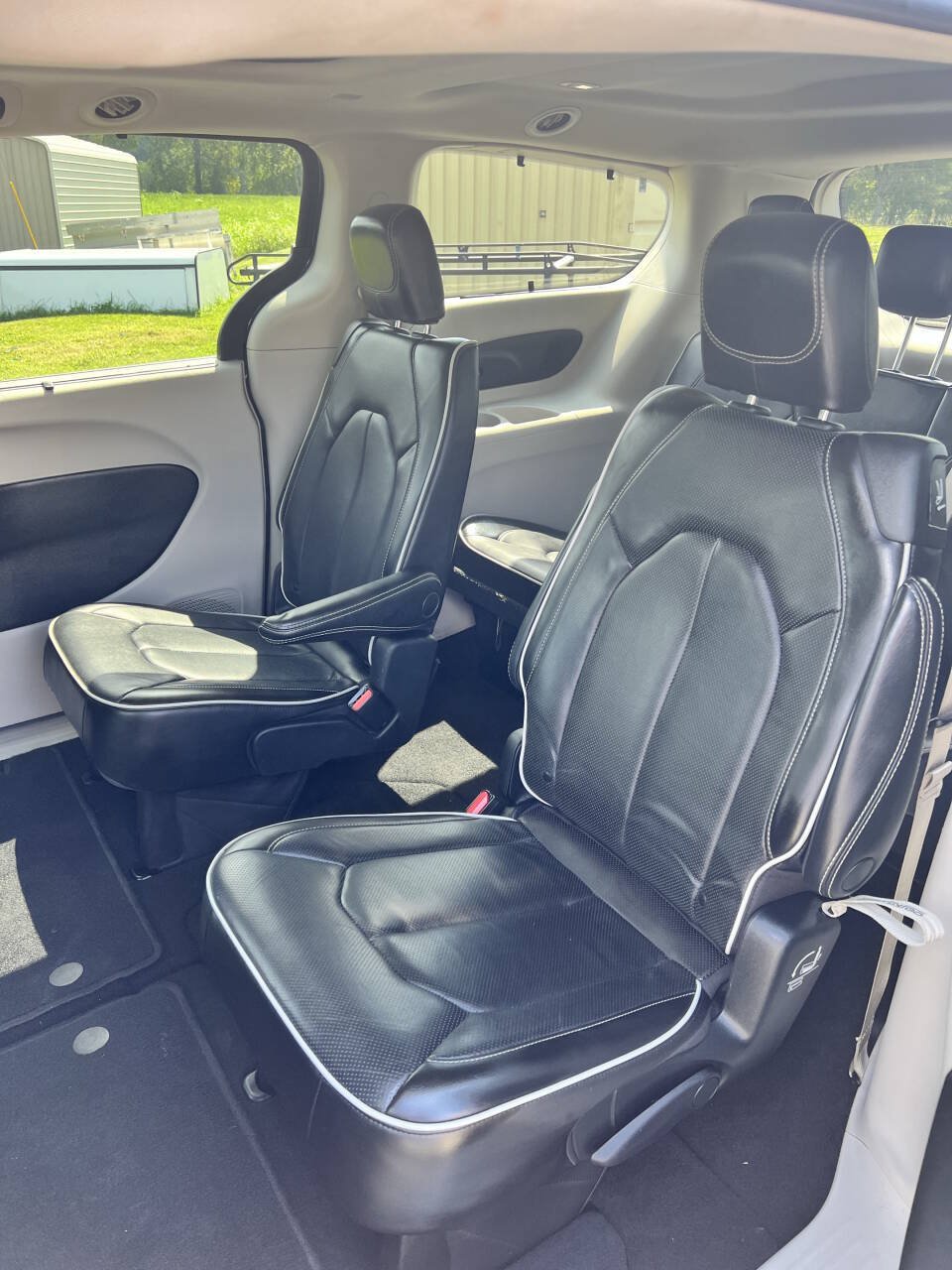 Used 2023 Chrysler Pacifica Limited FWD image 7