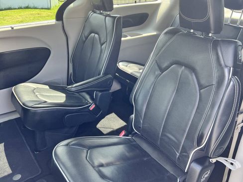 Used 2023 Chrysler Pacifica Limited FWD image 7