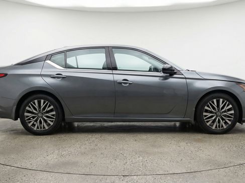 Used 2025 Nissan Altima 2.5 SV FWD image 11