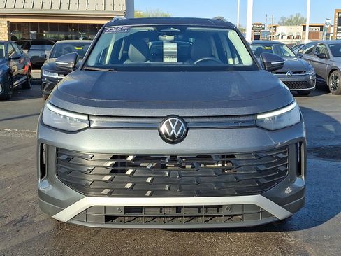 Certified 2025 Volkswagen Tiguan SE AWD/4WD image 2