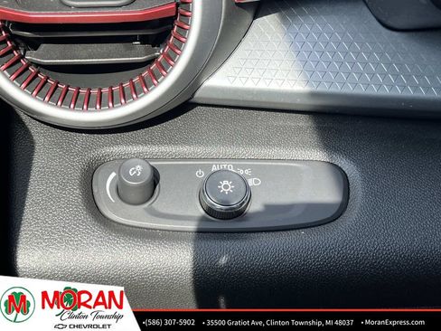 Used 2025 Chevrolet Trax RS FWD image 26