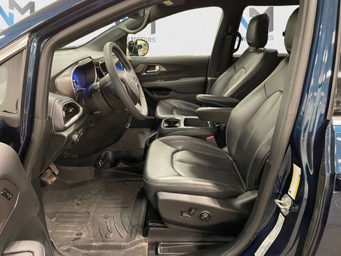 Used 2025 Chrysler Pacifica Select AWD/4WD image 9
