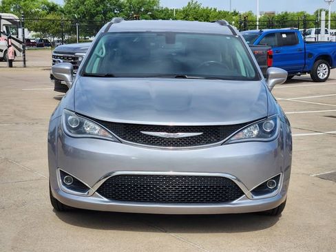 Used 2020 Chrysler Pacifica Touring-L FWD image 10